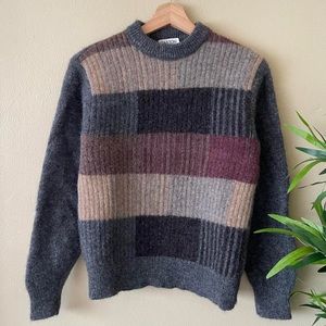 Vintage Oakton sweater.

Women’s medium in excellent condition.